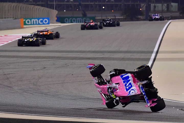 VC Bahrajnu: Šialené preteky s výbuchom i prevrátením monopostov!